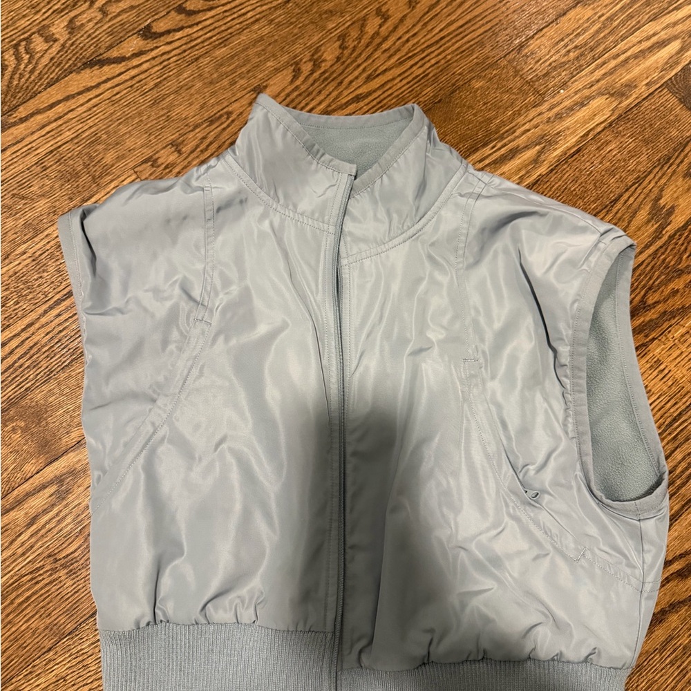Alo In Motion Vest - Picture 2 of 3
